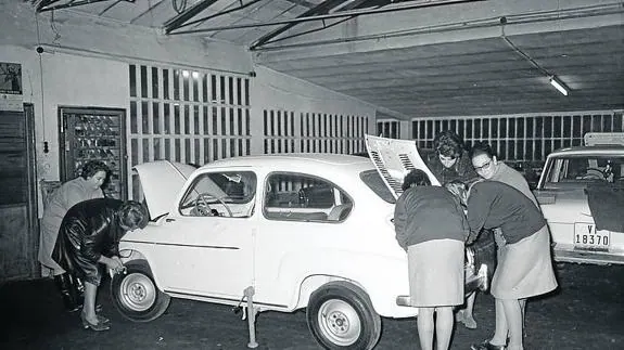 Curso de mecánica para mujeres en Vitoria. Era 1968.