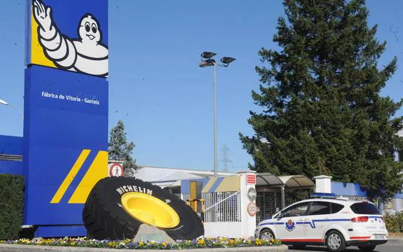 Una patrulla de la Ertzaintza, a la entrada de la planta de Michelin-Vitoria tras el accidente laboral.