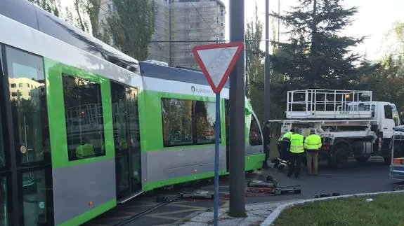 Los operarios han invertido varias horas en restablecer la circulación.