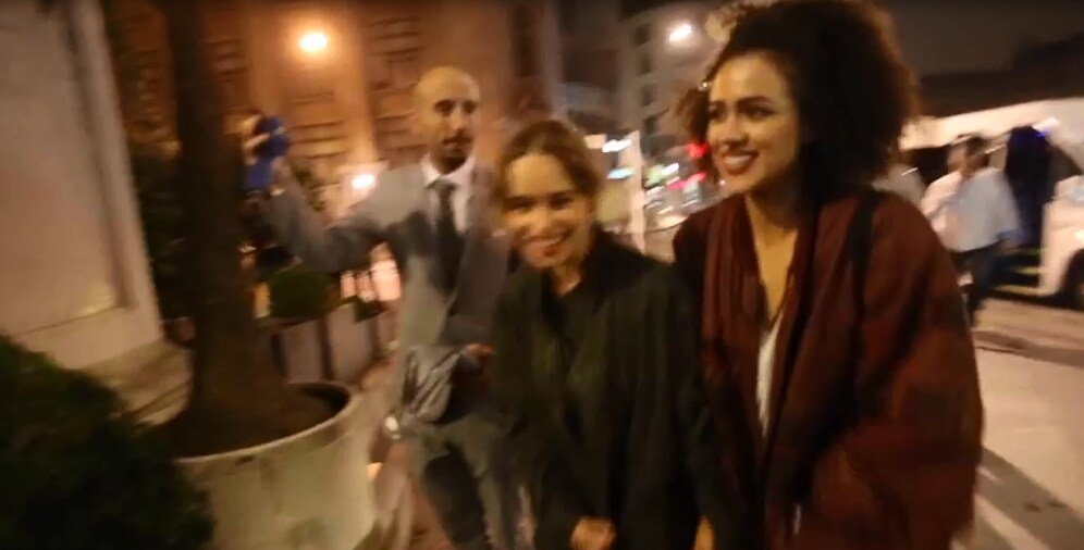 Khaleesi y Missandei -Emilia Clarke y Nathalie Emmanuel en la realidad-, en su llegada al hotel.