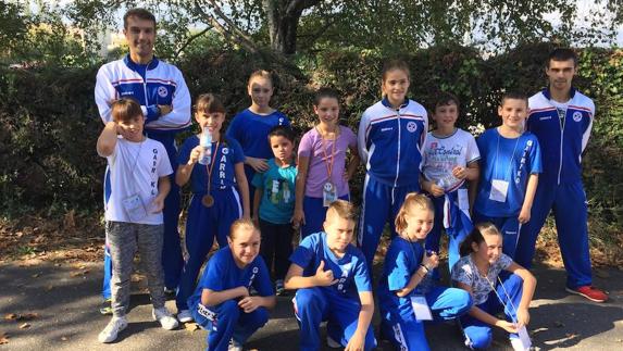 Los deportistas del club que viajaron a Pontevedra.