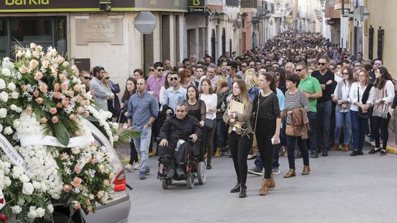 Los padres de Vanessa Ferrer y su hermana mayor encabezan la comitiva fúnebre.