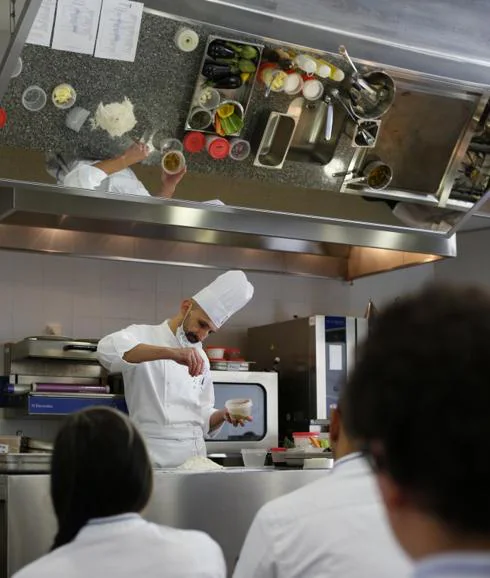 El chef francés Yann Barraud, profesor de la escuela, enseña en una clase de demostración cómo hacer una tarta de berenjenas confitadas y anchoas.