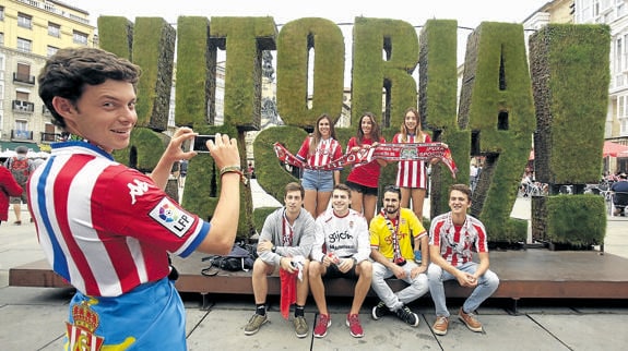 Aficionados del Sporting se fotografían ante el símbolo ‘green’ de la plaza de la Virgen Blanca