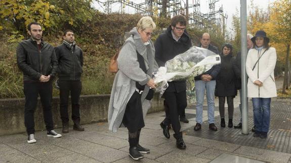 La viuda de Francisco González y los representantes municipales en el homenaje rendido al policía nacional asesinado por ETA. 