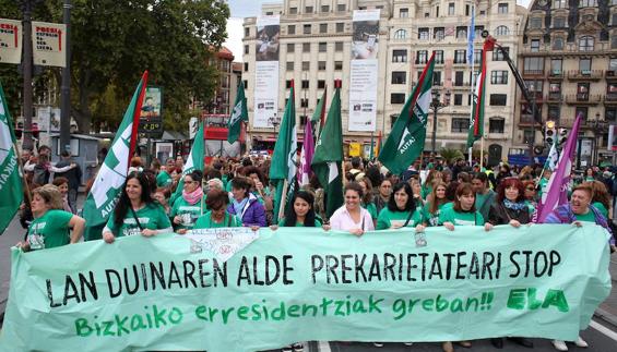 Manifestación en Bilbao con motivo de la huelga de trabajadores de residencias de la tercera edad en Bizkaia