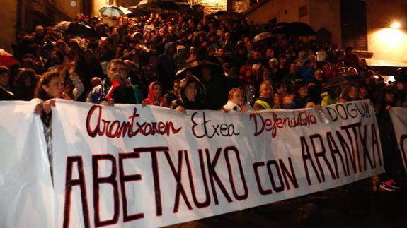 La marcha de los vecinos de Abetxuko ha concluido en la Virgen Blanca. 