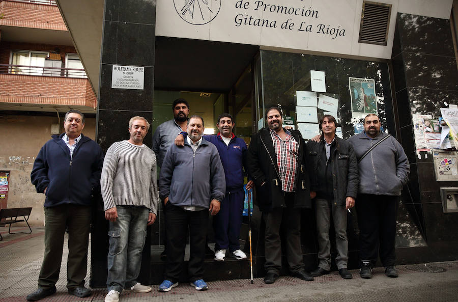 Miembros de la Asociación de Promoción Gitana de La Rioja, a las puertas de la sede del colectivo.