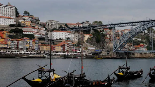 Vista del puente Luis I y casas de Oporto desde Vila Gaia.