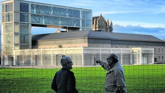 Dos hombres observan el Krea, antiguo convento de las Carmelitas Descalzas.