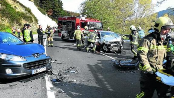 El accidente entre los dos vehiculos obligó a cortar el tráfico en la carretera durante casi dos horas.