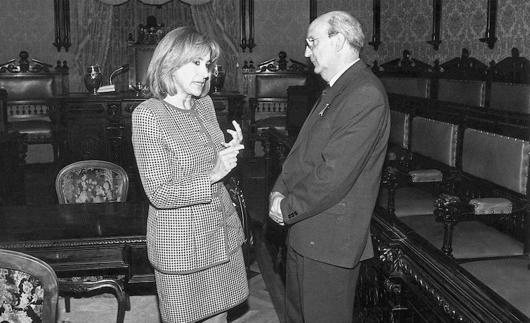 María Jesús Aguirre y José Ángel Cuerda, en el salón de plenos del Ayuntamiento de Vitoria, en 1994.