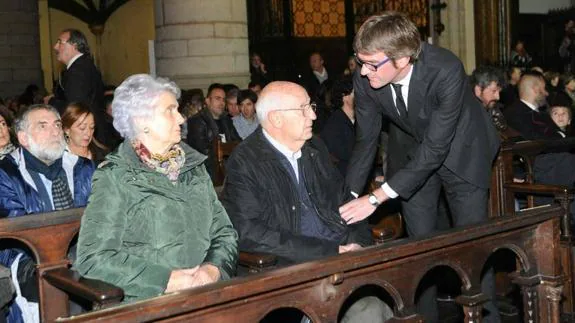 Gorka Urtaran se dirige a José Ángel Cuerda en la iglesia de san Miguel.  