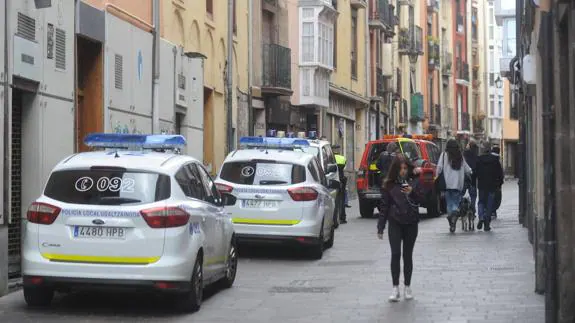 Intervención de la Policía Local y Bomberos en el Casco Viejo en una pelea en la que los 'bartolos' estuvieron implicados. 