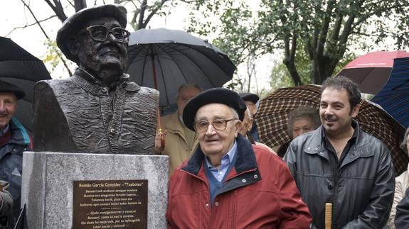 García, en 2008, en la inauguración del busto en su honor.