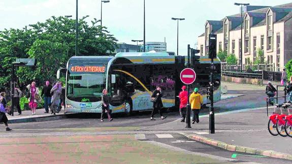 Un BRT circula por la ciudad francesa de Nantes, donde el sistema funciona desde hace una década.