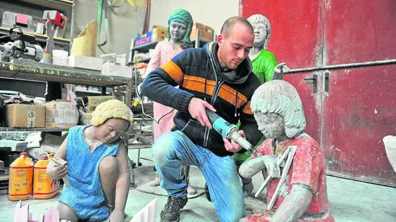 Álvaro Hernández, de Artarria, remata las figuras de los cuatro niños. 