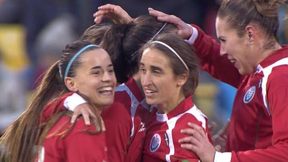 Las chicas de Euskadi celebran el gol de Yulema.