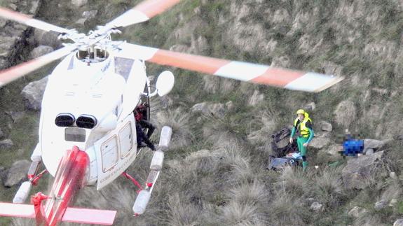 Un helicóptero se acerca al lugar donde se despeñó el peregrino. 
