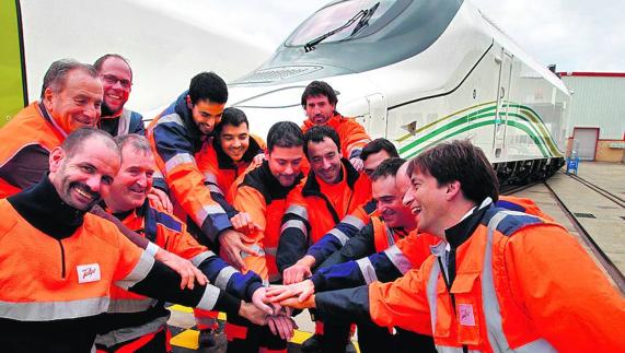 El director de Talgo en Rivabellosa (derecha) celebra la adjudicación con un grupo de trabajadores.