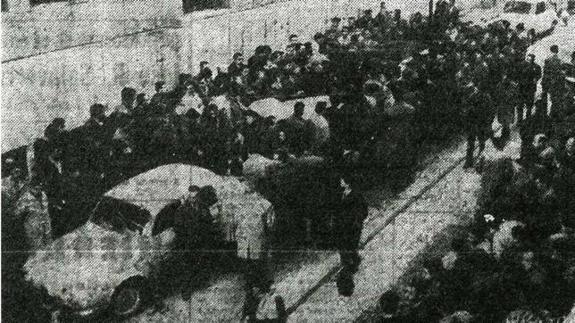 Trabajadores protestan en 1967 ante la Magistratura de Trabajo.