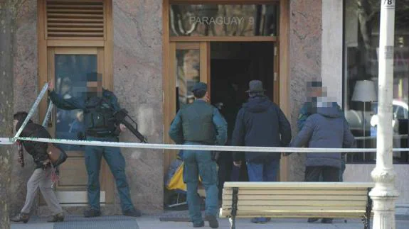La Guardia Civil en la casa del supuesto yihadista, en la calle Paraguay de Vitoria