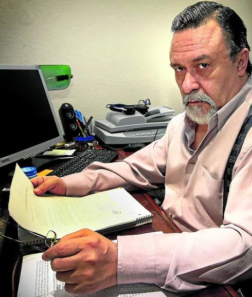 Cristino Guerrero en su despacho.
