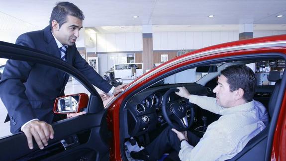 Un cliente compra un coche en un concesionario.