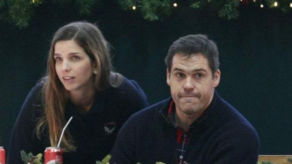 Luis Alfonso de Borbón, al lado de su pareja.