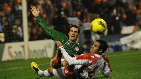 Aduriz recibe la entrada de un jugador tunecino en el partido celebrado en diciembre de 2011. 