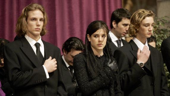 Los tres hijos de Carolina de Mónaco, Andrea, Carlota y Pierre Casiraghi (de izq. a dcha.) durante el funeral de su abuelo el príncipe Rainiero de Mónaco en 2005.