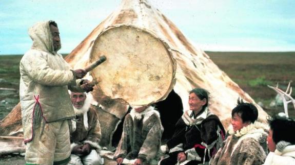 Una familia inuit del Ártico canadiense durante una ceremonia.