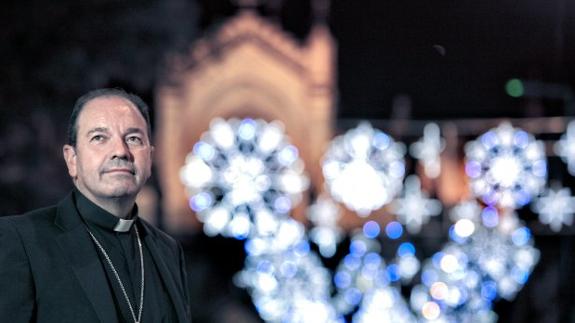 El obispo Juan Carlos Elizalde en la calle del Prado iluminada con luces navideñas.