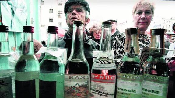 Las autoridades llevan años poniendo trabas a la venta de alcohol, pero su celo choca con los hábitos y la desesperanza de los más pobres.