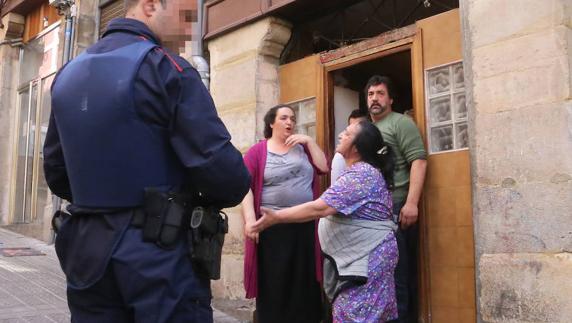 Miembros del clan de 'los Pichis' en la puerta de la lonja ante la Policia, en la calle Ollerias