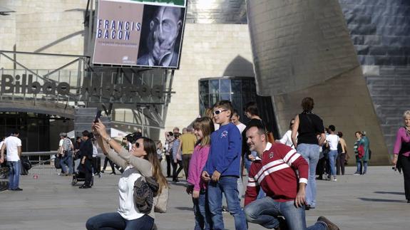 Turistas, en el exterior del Guggenheim.