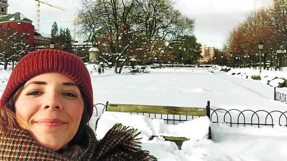 Ana posa en un parque nevado de la capital escandinava. «Las pocas horas de luz afectan al estado anímico», confiesa.