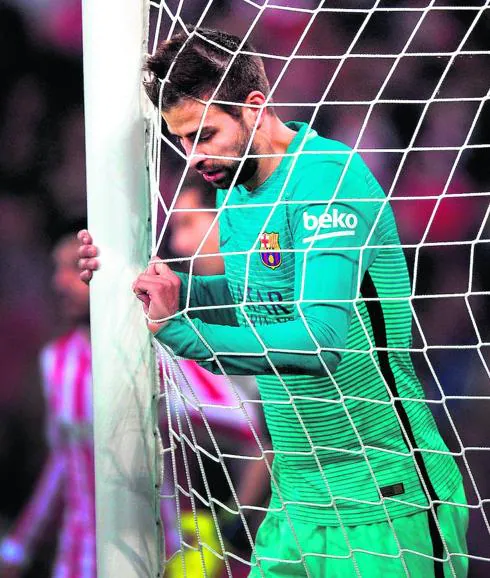 Piqué no oculta su frustración en el partido de ida de Copa en San Mamés.
