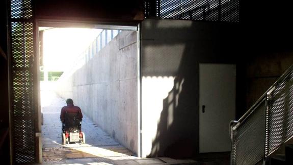 La nueva estación sí que permite que las personas en silla de ruedas lleguen hasta el andén.