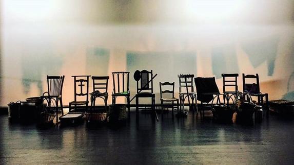 Destaca la puesta en escena por su simplicidad, con un escenario compuesto solo por sillas.