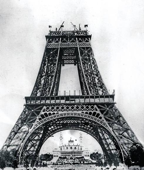 La gran atracción. La torre Eiffel, que se construyó para la Exposición, era la puerta de entrada a la msima.