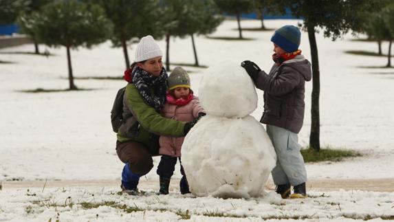 Una familia juega con la nieve caída el sábado