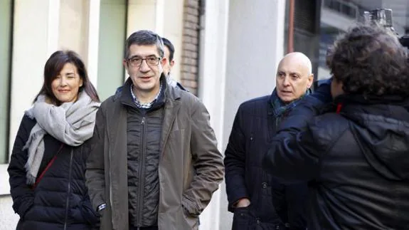 Patxi López llega a la sede del PSOE acompañado por su mujer Begoña Gil y Rodolfo Ares.