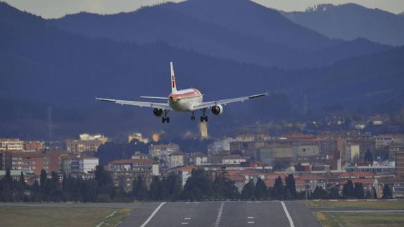 Un avión de Iberia aterriza en el aeropuerto de Loiu.