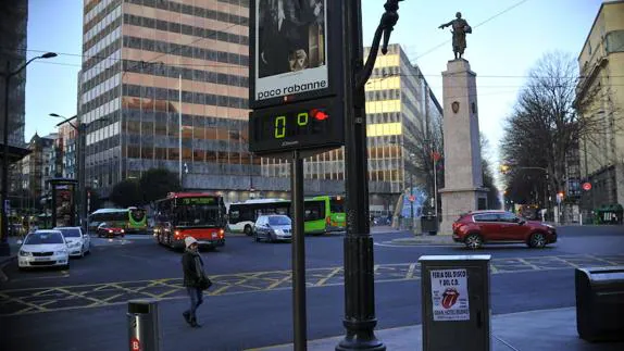 El termómetro de la Plaza Circular de Bilbao, a cero grados.