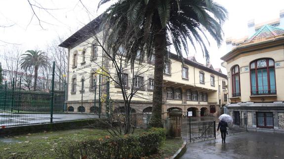 El colegio ocupa un edificio propiedad de la Fundación Miranda 