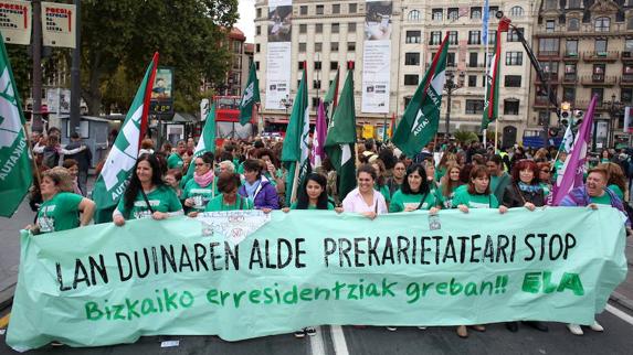 Manifestación en Bilbao con motivo de la huelga de trabajadores de residencias de la tercera edad en Bizkaia.