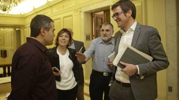 Belakortu, Larrion, López de Munain y Urtaran charlan en los pasillos del Ayuntamiento