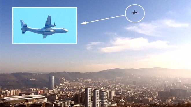 Un avión militar sobrevuela Bilbao