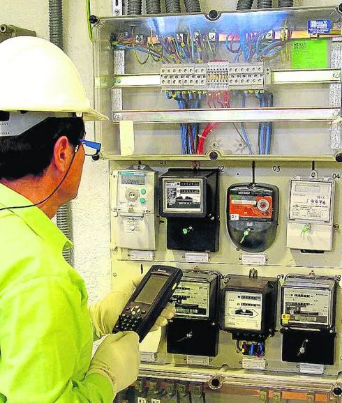 Un operario realiza la lectura de contadores eléctricos.
